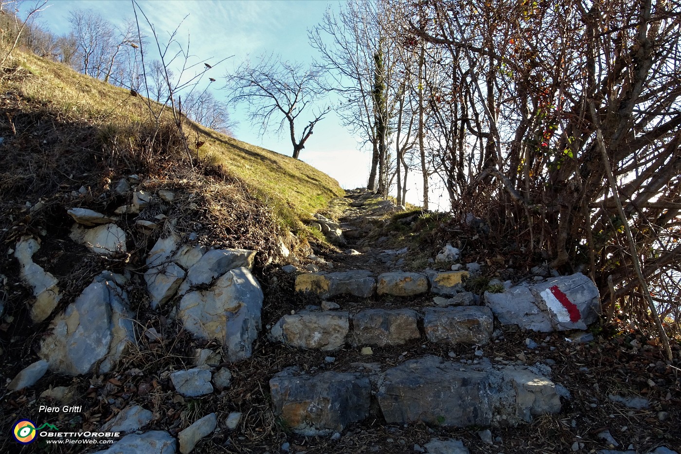08 Imbocco il sent. CAI 505 (accanto al cimitero).JPG
